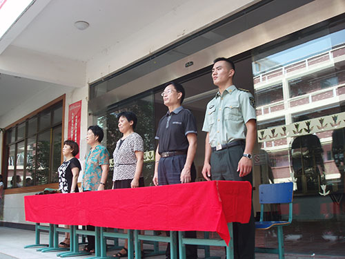 起立，奏國歌